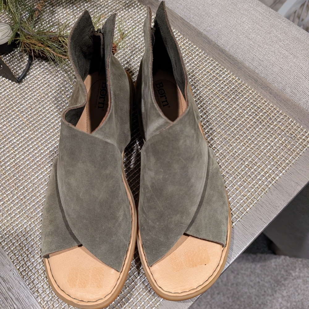 Born Women's Sage Green Sandals